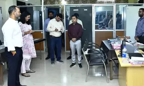 कलेक्टर का औचक निरीक्षण, 25 अधिकारी-कर्मचारियों को नोटिस कलेक्टर का औचक निरीक्षण, 25 अधिकारी-कर्मचारियों को नोटिस