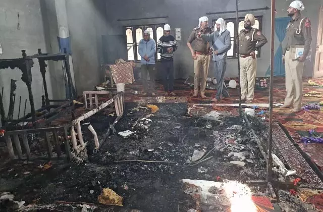 Punjab: गुरुद्वारा साहिब में भीषण आग Punjab: गुरुद्वारा साहिब में भीषण आग