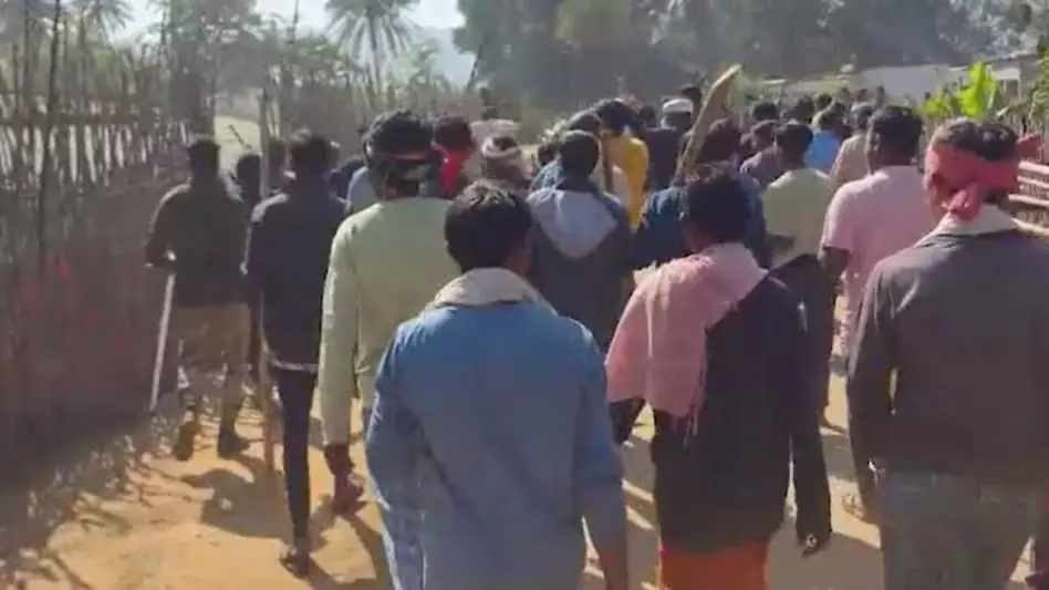 धर्म बदलने वाले गांव से खदेड़े गए, तीन परिवार बेघर धर्म बदलने वाले गांव से खदेड़े गए, तीन परिवार बेघर