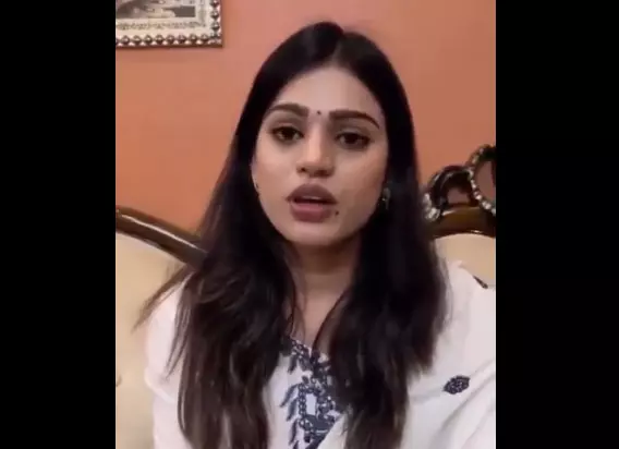 बैंक ग्राहक के साथ नहीं हुई थी बहस, अधिकारी आस्था सिंह ने वायरल वीडियो की सच्चाई सामने रखी बैंक ग्राहक के साथ नहीं हुई थी बहस, अधिकारी आस्था सिंह ने वायरल वीडियो की सच्चाई सामने रखी