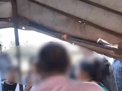 ऑटो चालक छेड़छाड़ करता था बच्चियों से, महिला ने सरेआम कर दी पिटाई ऑटो चालक छेड़छाड़ करता था बच्चियों से, महिला ने सरेआम कर दी पिटाई