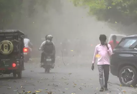 NCR में बदलते मौसम और प्रदूषण का दोहरा असर, अस्पतालों में बढ़े मौसमी बीमारियों के मरीज NCR में बदलते मौसम और प्रदूषण का दोहरा असर, अस्पतालों में बढ़े मौसमी बीमारियों के मरीज