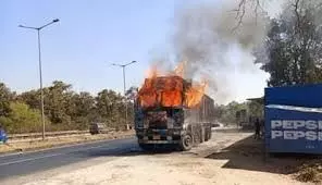 Jharkhand:हाईवे पर हादसा, आग के गोले में तब्दील हुआ ट्रक Jharkhand:हाईवे पर हादसा, आग के गोले में तब्दील हुआ ट्रक