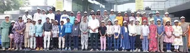 Malaysia की एजुकेशनल ट्रिप पर गए स्टूडेंट्स को मंत्री ने विदा किया Malaysia की एजुकेशनल ट्रिप पर गए स्टूडेंट्स को मंत्री ने विदा किया