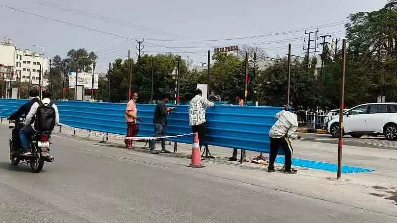 AB रोड पर सेंट्रल डिवाइडर का निर्माण शुरू; एलिवेटेड कॉरिडोर के लिए मिट्टी की टेस्टिंग भी चल रही है AB रोड पर सेंट्रल डिवाइडर का निर्माण शुरू; एलिवेटेड कॉरिडोर के लिए मिट्टी की टेस्टिंग भी चल रही है