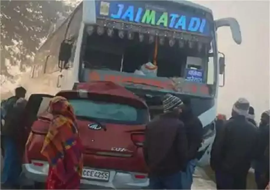 Bihar Accident: तेज रफ्तार बस ने सड़क पर मचाया तांडव,दो लोगों की मौत Bihar Accident: तेज रफ्तार बस ने सड़क पर मचाया तांडव,दो लोगों की मौत