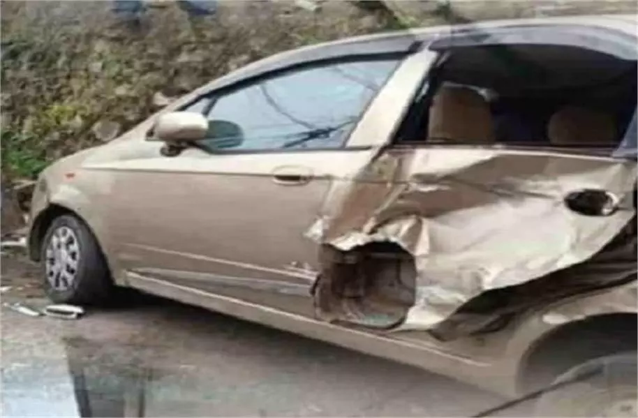 Uttarakhand:अनियंत्रित वाहन ने कारों को रौंदा, मची अफरा-तफरी Uttarakhand:अनियंत्रित वाहन ने कारों को रौंदा, मची अफरा-तफरी