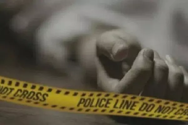 Mathura में एक ही परिवार के पांच सदस्य मृत पाए गए, पुलिस को सामूहिक आत्महत्या का शक Mathura में एक ही परिवार के पांच सदस्य मृत पाए गए, पुलिस को सामूहिक आत्महत्या का शक