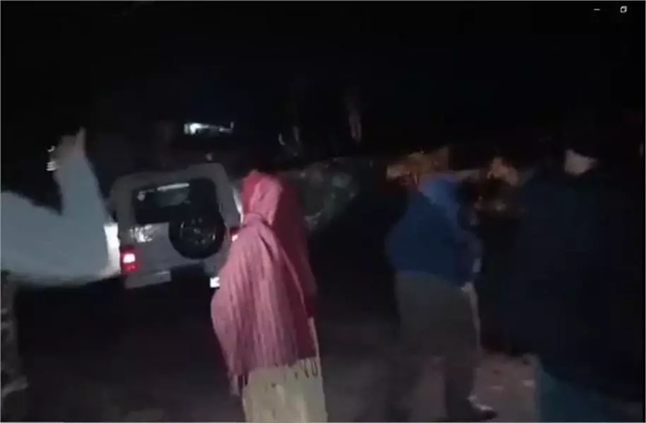 Jammu and Kashmir: इलाके में संदिग्ध व्यक्ति को देखकर दहशत,मौके पर पहुंची पुलिस Jammu and Kashmir: इलाके में संदिग्ध व्यक्ति को देखकर दहशत,मौके पर पहुंची पुलिस