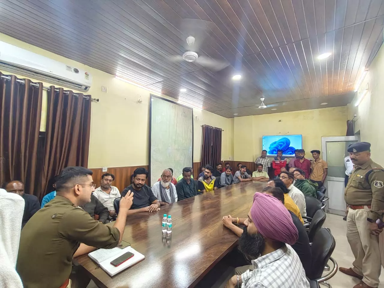 मॉडिफाई साइलेंसर के खिलाफ ट्रैफिक पुलिस की कार्रवाई, कटा चालान मॉडिफाई साइलेंसर के खिलाफ ट्रैफिक पुलिस की कार्रवाई, कटा चालान