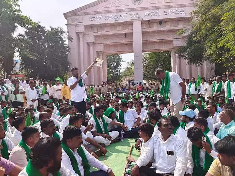 Farmers का बड़ा विरोध प्रदर्शन; जलाशय का लेवल बढ़ाने की मांग Farmers का बड़ा विरोध प्रदर्शन; जलाशय का लेवल बढ़ाने की मांग