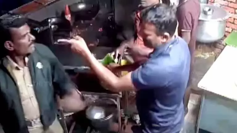 Guest Worker से बदसलूकी करने वाले पुलिस वाले का ट्रांसफर, नेताओं ने इरोड घटना की आलोचना की Guest Worker से बदसलूकी करने वाले पुलिस वाले का ट्रांसफर, नेताओं ने इरोड घटना की आलोचना की