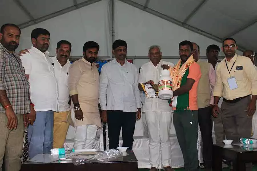 दूध प्रोत्साहन बढ़ाने पर विचार कर रहे हैं: BAMU President DK Suresh दूध प्रोत्साहन बढ़ाने पर विचार कर रहे हैं: BAMU President DK Suresh