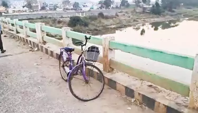 आठवीं क्लास के स्टूडेंट ने Gajapati में पुल से छलांग लगाई, चमत्कारिक रूप से बच गया आठवीं क्लास के स्टूडेंट ने Gajapati में पुल से छलांग लगाई, चमत्कारिक रूप से बच गया