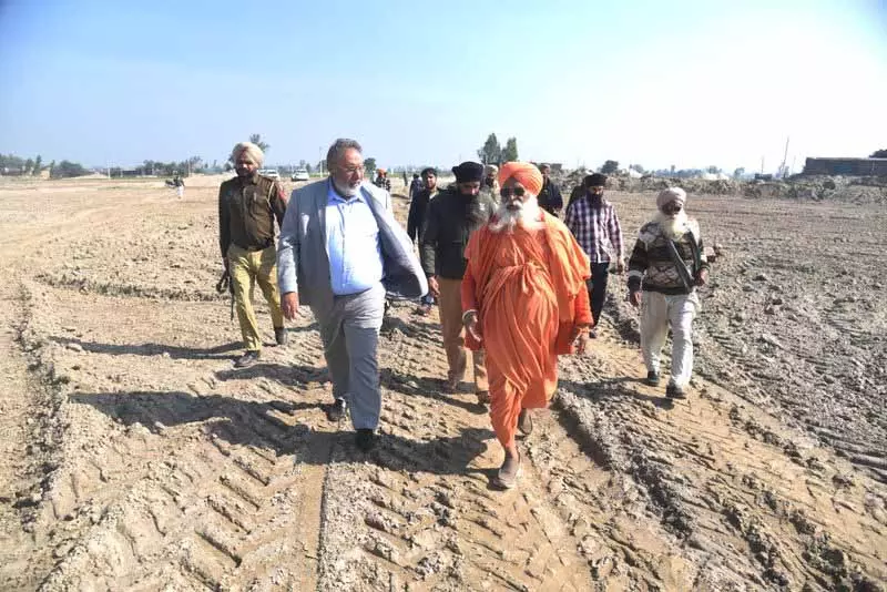 कार सेवा तब तक जारी रहेगी जब तक आखिरी किसान की ज़मीन समतल नहीं हो जाती: Seechewal कार सेवा तब तक जारी रहेगी जब तक आखिरी किसान की ज़मीन समतल नहीं हो जाती: Seechewal