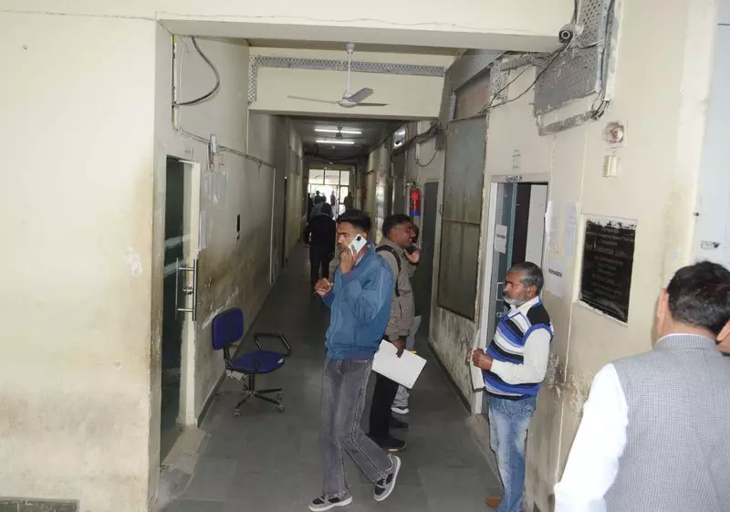 Haryana : राजस्व अधिकारियों की हड़ताल से पूरे हरियाणा में सेवाएं बाधित Haryana : राजस्व अधिकारियों की हड़ताल से पूरे हरियाणा में सेवाएं बाधित