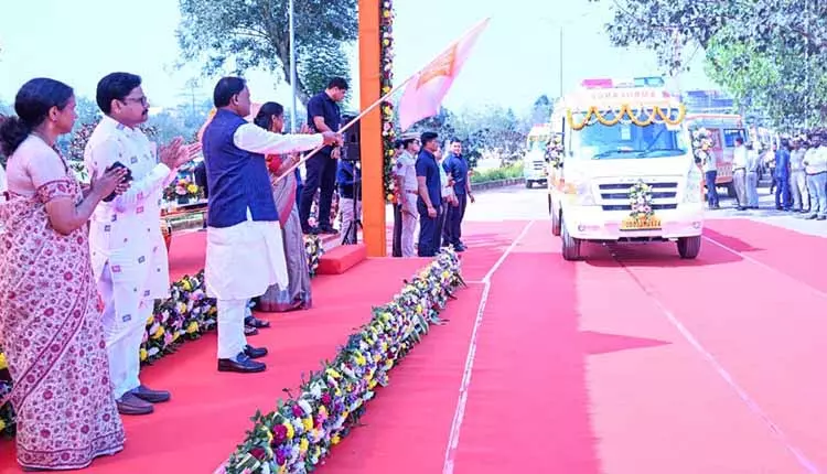 Odisha CM ने आपातकालीन स्वास्थ्य सेवा को बढ़ावा देने के लिए 250 नई एम्बुलेंस को हरी झंडी दिखाई Odisha CM ने आपातकालीन स्वास्थ्य सेवा को बढ़ावा देने के लिए 250 नई एम्बुलेंस को हरी झंडी दिखाई