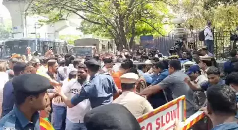 Makthal नेता की आत्महत्या पर हैदराबाद में भाजपा का विरोध प्रदर्शन Makthal नेता की आत्महत्या पर हैदराबाद में भाजपा का विरोध प्रदर्शन