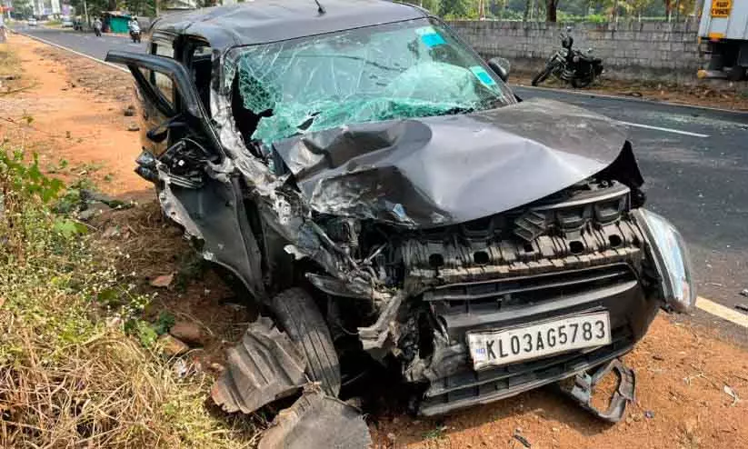 Kerala : गाड़ियां टकराई कार ड्राइवर घायल Kerala : गाड़ियां टकराई कार ड्राइवर घायल