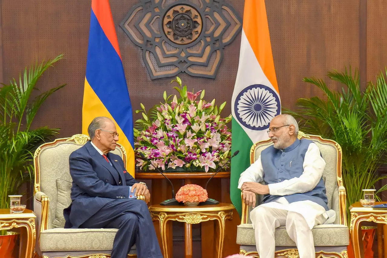 AI समिट से पहले मोदी और रामगुलाम ने भारत–मॉरिशस संबंधों में हुई तरक्की पर बात की AI समिट से पहले मोदी और रामगुलाम ने भारत–मॉरिशस संबंधों में हुई तरक्की पर बात की