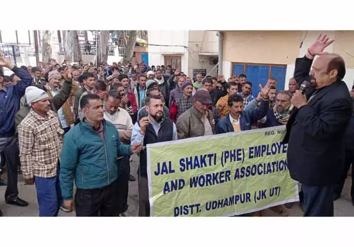 PHE कर्मचारियों ने बकाया वेतन की मांग को लेकर विरोध प्रदर्शन किया PHE कर्मचारियों ने बकाया वेतन की मांग को लेकर विरोध प्रदर्शन किया