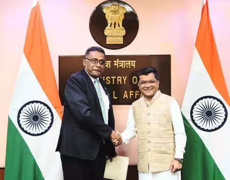 भारत और फिजी में द्विपक्षीय संबंधों और डिजिटल इंफ्रास्ट्रक्चर में सहयोग की संभावनाओं पर चर्चा भारत और फिजी में द्विपक्षीय संबंधों और डिजिटल इंफ्रास्ट्रक्चर में सहयोग की संभावनाओं पर चर्चा