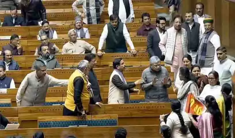 महिला सांसदों ने Lok Sabha में पीएम मोदी का रास्ता रोका महिला सांसदों ने Lok Sabha में पीएम मोदी का रास्ता रोका