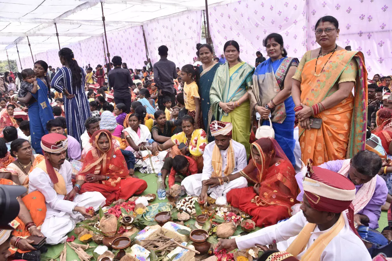 बस्तर के सिटी ग्राउंड में गूंजी शहनाई, 280 जोड़े परिणय सूत्र में बंधे बस्तर के सिटी ग्राउंड में गूंजी शहनाई, 280 जोड़े परिणय सूत्र में बंधे