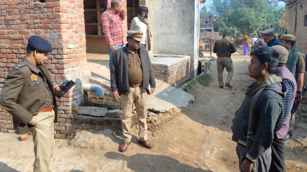 Hardoi: नकाबपोशों ने परिवार को बनाया बंधक, लाखों की लूट Hardoi: नकाबपोशों ने परिवार को बनाया बंधक, लाखों की लूट