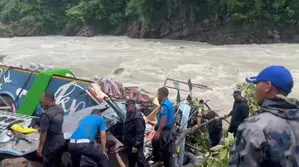 यात्रियों को ले जा रही बस नदी में गिरी, 12 की मौत यात्रियों को ले जा रही बस नदी में गिरी, 12 की मौत