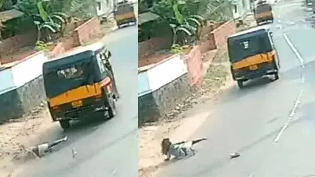 Kerala: कोझिकोड में छह साल का बच्चा चलती कार से गिरा Kerala: कोझिकोड में छह साल का बच्चा चलती कार से गिरा