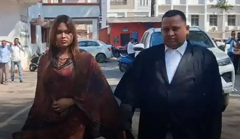 अश्लील नृत्य मामला: आइटम गर्ल निशा महाराणा ने बालांगीर SDJM कोर्ट में किया आत्मसमर्पण अश्लील नृत्य मामला: आइटम गर्ल निशा महाराणा ने बालांगीर SDJM कोर्ट में किया आत्मसमर्पण