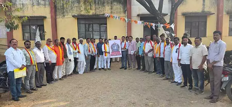 कन्नड़ साहित्य सम्मेलन की सफलता के लिए हाथ मिलाएं: Dr. Chandru Lamani कन्नड़ साहित्य सम्मेलन की सफलता के लिए हाथ मिलाएं: Dr. Chandru Lamani