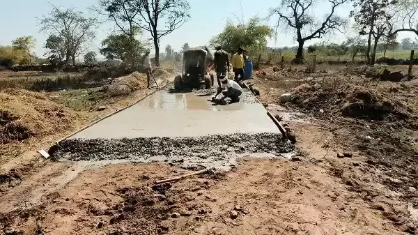 Panna: सीसी सड़क निर्माण में प्रशासनिक चूक का शक Panna: सीसी सड़क निर्माण में प्रशासनिक चूक का शक