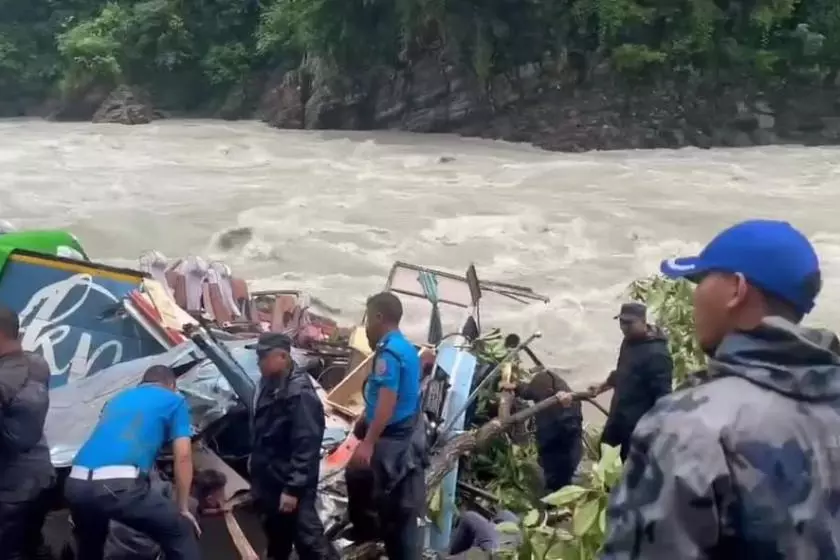 Central Nepal में बस दुर्घटना में कम से कम 12 लोगों की मौत हो गई Central Nepal में बस दुर्घटना में कम से कम 12 लोगों की मौत हो गई