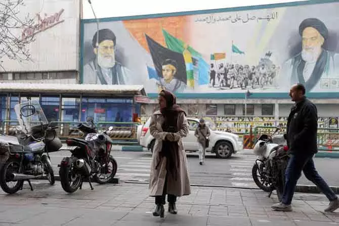 Iran के खामेनेई ने 2,000 से ज़्यादा लोगों की सज़ा माफ़ या कम की Iran के खामेनेई ने 2,000 से ज़्यादा लोगों की सज़ा माफ़ या कम की