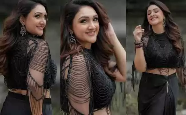 Sridevi Vijayakumar 40 साल की उम्र में भी दिखती हैं रेडिएंट और ग्लोइंग Sridevi Vijayakumar 40 साल की उम्र में भी दिखती हैं रेडिएंट और ग्लोइंग