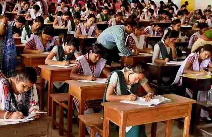 Students, बोर्ड एग्जाम में इस तरह के गलत काम करने पर सीधे क्रिमिनल केस चलेगा Students, बोर्ड एग्जाम में इस तरह के गलत काम करने पर सीधे क्रिमिनल केस चलेगा