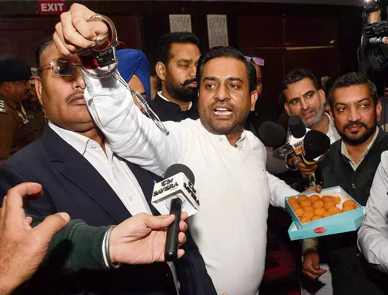 MC हाउस मीटिंग में अफ़रा-तफ़री के बीच 8 प्रस्ताव पास हुए MC हाउस मीटिंग में अफ़रा-तफ़री के बीच 8 प्रस्ताव पास हुए