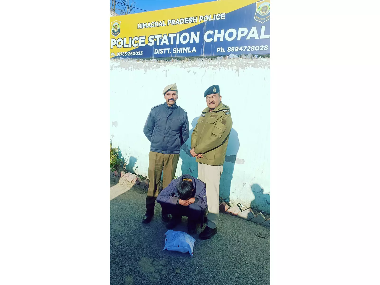 Shimla Police ने एक बड़े नशीली दवाओं के खिलाफ अभियान में 1.8 किलोग्राम चरस जब्त की Shimla Police ने एक बड़े नशीली दवाओं के खिलाफ अभियान में 1.8 किलोग्राम चरस जब्त की