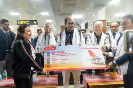 CM ने स्पाइसजेट की नई उड़ानों को दिखाई हरी झंडी CM ने स्पाइसजेट की नई उड़ानों को दिखाई हरी झंडी