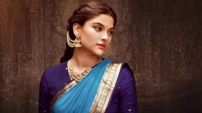 Saiee Manjrekar ने फोटोशूट में साड़ी में दिखाया ग्लैमरस और एलिगेंट लुक Saiee Manjrekar ने फोटोशूट में साड़ी में दिखाया ग्लैमरस और एलिगेंट लुक