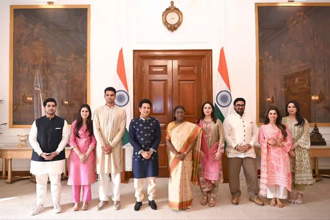 सचिन तेंदुलकर ने राष्ट्रपति द्रौपदी मुर्मू से की मुलाकात, बेटे अर्जुन की शादी में आने का दिया न्यौता सचिन तेंदुलकर ने राष्ट्रपति द्रौपदी मुर्मू से की मुलाकात, बेटे अर्जुन की शादी में आने का दिया न्यौता