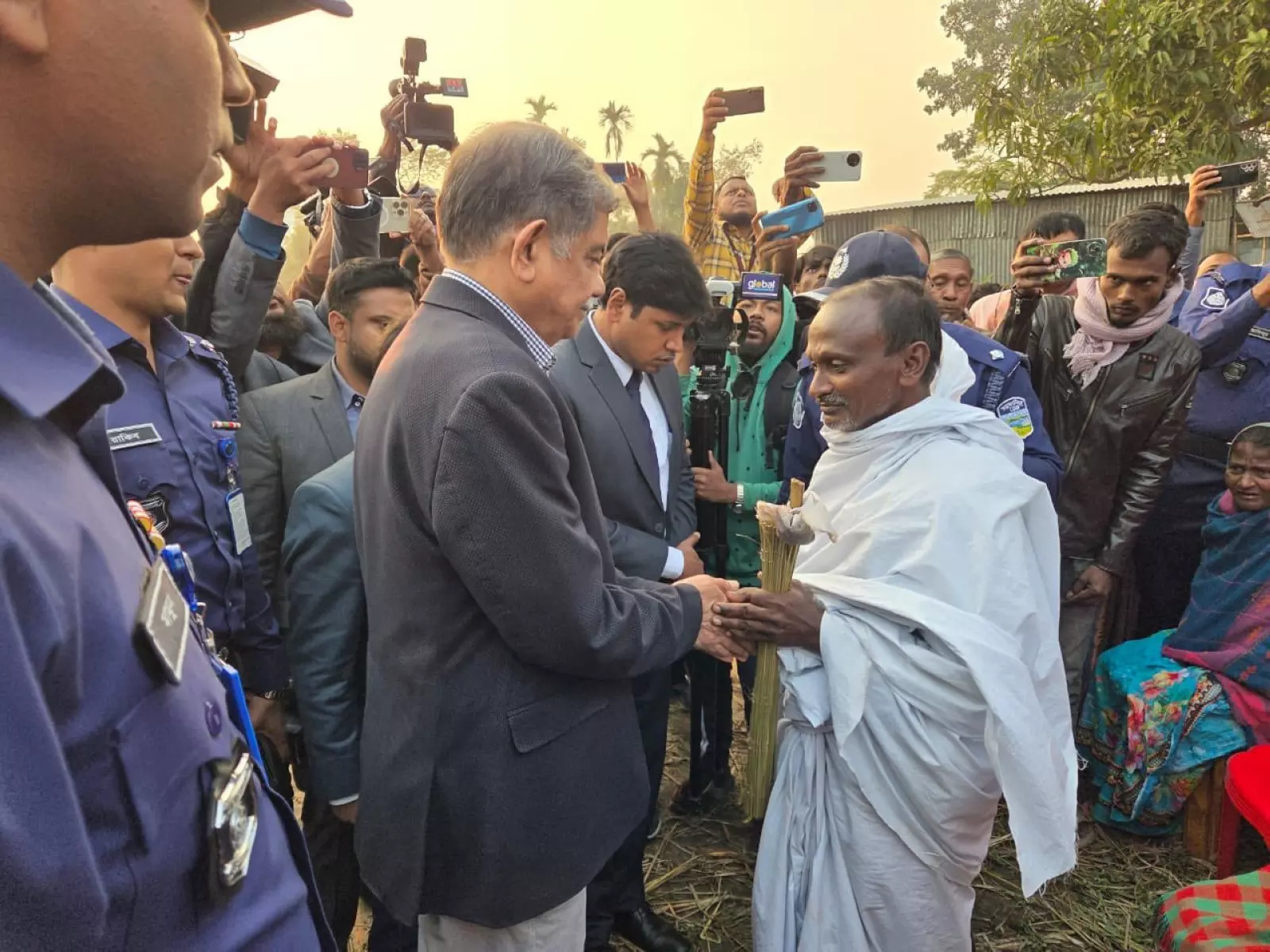 Bangladesh, पीट-पीटकर मारे गए हिंदू व्यक्ति दीपू चंद्र दास के परिवार को वित्तीय और आवास सहायता प्रदान करेगा Bangladesh, पीट-पीटकर मारे गए हिंदू व्यक्ति दीपू चंद्र दास के परिवार को वित्तीय और आवास सहायता प्रदान करेगा