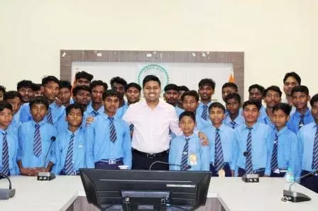 शासकीय माध्यमिक शाला चितलनार के विद्यार्थियों की जिला पंचायत सीईओ से मुलाकात शासकीय माध्यमिक शाला चितलनार के विद्यार्थियों की जिला पंचायत सीईओ से मुलाकात