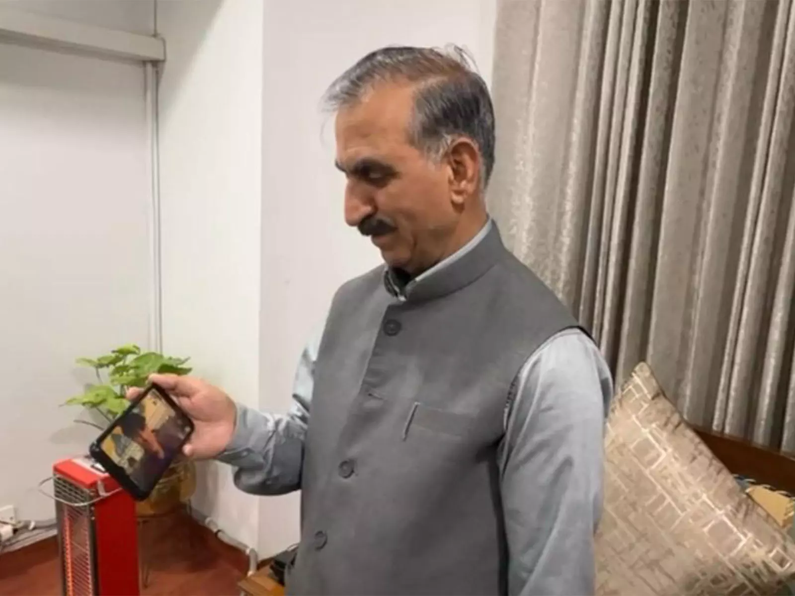 हिमाचल प्रदेश के CM सुखु ने सुख-आश्रय योजना के तहत शैक्षिक दौरे पर आए CCI के बच्चों से बातचीत की हिमाचल प्रदेश के CM सुखु ने सुख-आश्रय योजना के तहत शैक्षिक दौरे पर आए CCI के बच्चों से बातचीत की