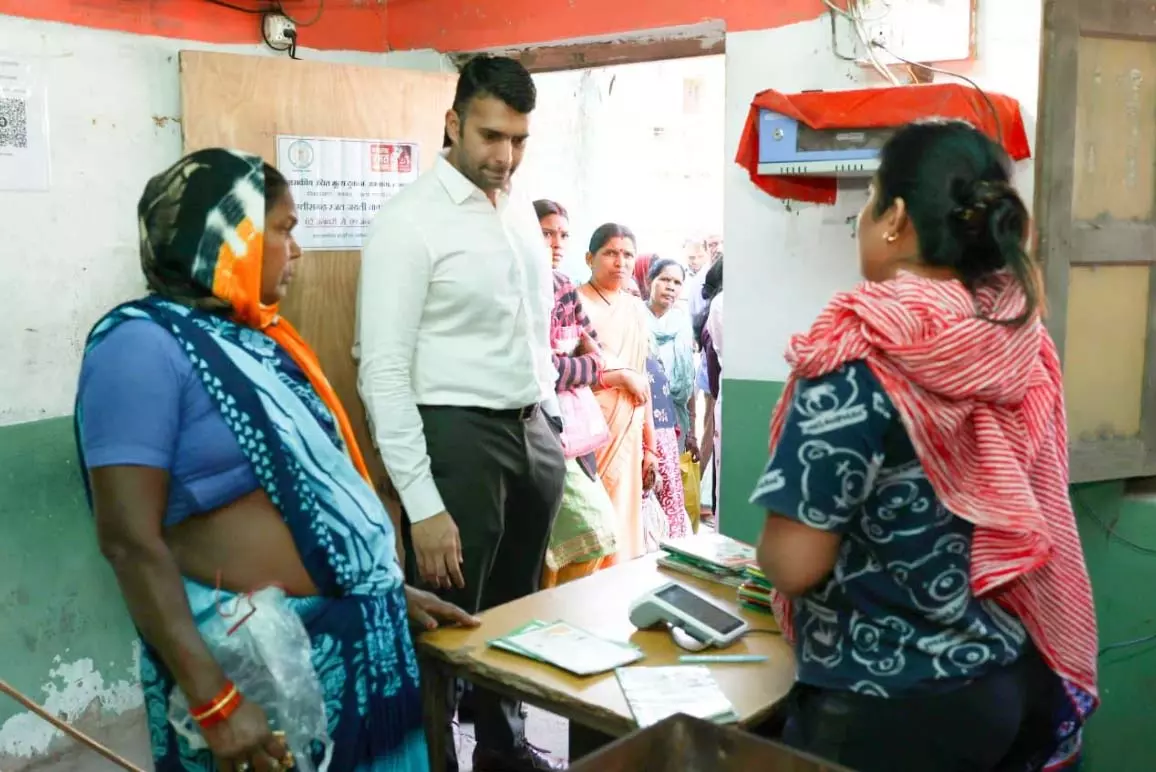 कलेक्टर ने रामभांठा के पीडीएस दुकान का किया औचक निरीक्षण कलेक्टर ने रामभांठा के पीडीएस दुकान का किया औचक निरीक्षण
