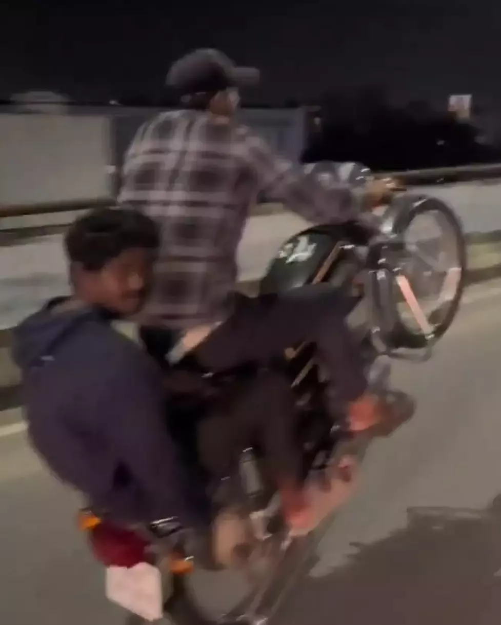 Telangana : सोशल मीडिया लाइक्स के लिए अपना सुनहरा भविष्य बर्बाद न करें Telangana : सोशल मीडिया लाइक्स के लिए अपना सुनहरा भविष्य बर्बाद न करें
