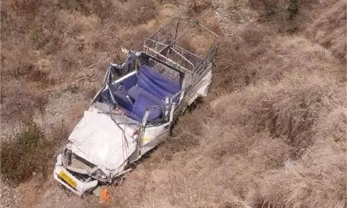 Dehradun Accident:  यात्रियों से भरी गाड़ी खाई में गिरी,मची अफरा-तफरी