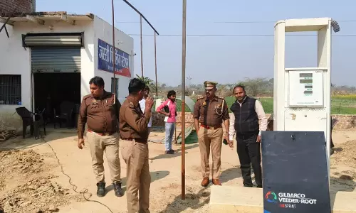 फर्जी पेट्रोल पंप सील, गाड़ियां खराब होने की शिकायत पर गोलमाल का हुआ उजागर फर्जी पेट्रोल पंप सील, गाड़ियां खराब होने की शिकायत पर गोलमाल का हुआ उजागर